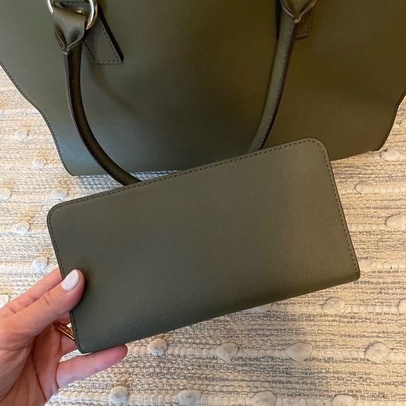 Michael Kors Hamilton Traveler Olive Color with matching wallet - Picture 14 of 14
